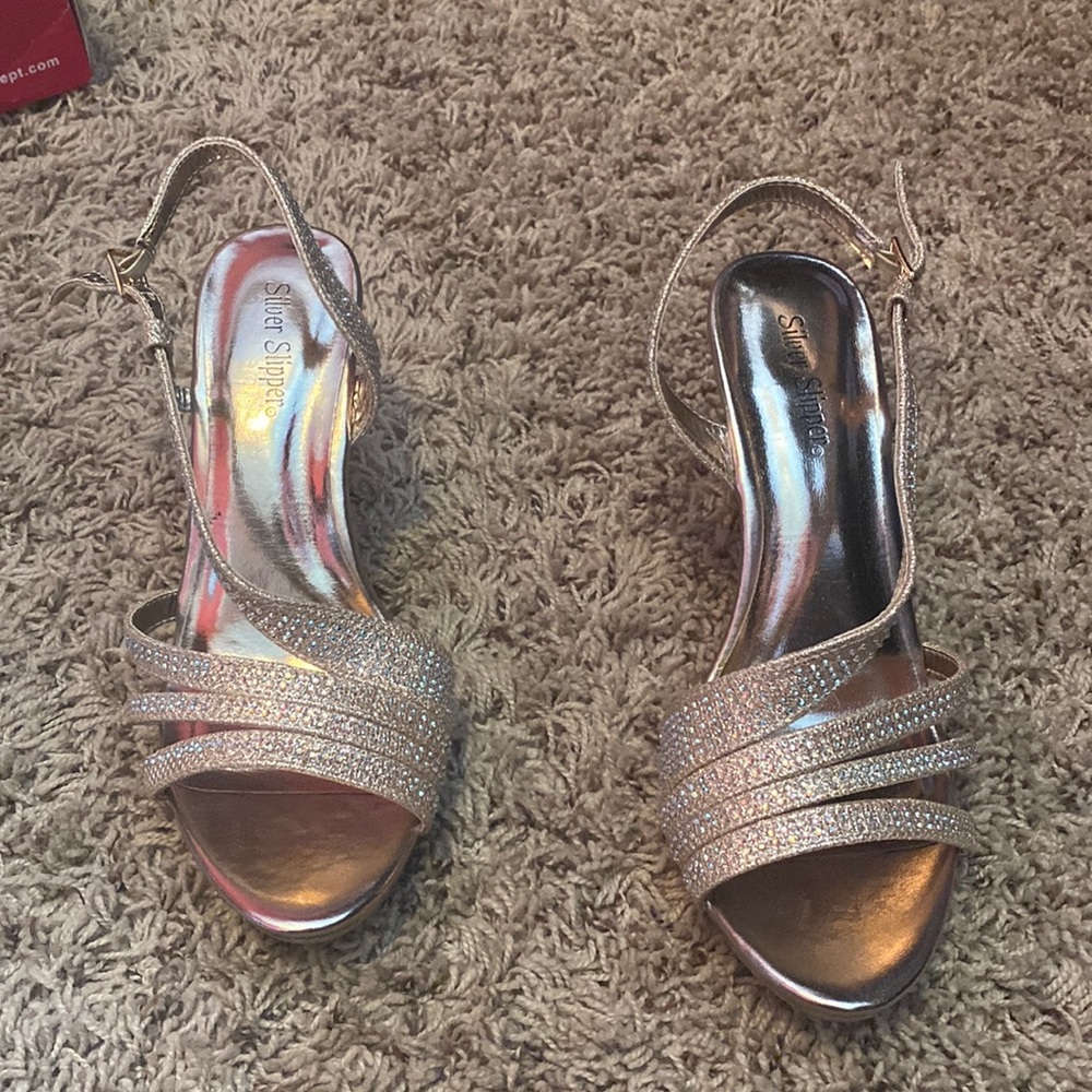 Gold heels with gem / sparkle